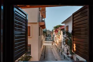 a view from an alleyway between buildings at KONHOUSE στο ιστορικό κέντρο in Ioannina