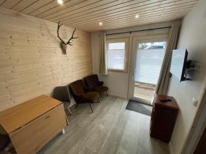 a room with two chairs and a desk and a window at TinyHaus #3 Hülben - Ortsrand - kostenlose Parkplätze in Hülben
