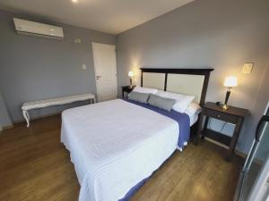 ein Schlafzimmer mit einem großen Bett und zwei Nachttischen in der Unterkunft Departamento puerto Santa Fe in Santa Fe