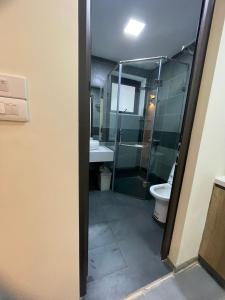 uma casa de banho com um chuveiro e um WC. em Happy House 301 1bed1room 40m2,Balcony,near Ho Tay Lake em Hanói