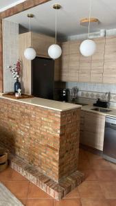 una cocina con barra de ladrillo en el medio en Apartamentos La Palma en Ubrique