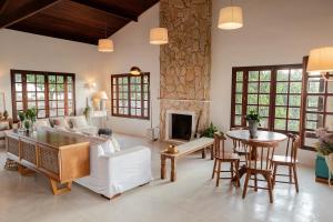 a living room with a couch and a fireplace at Casa Pedra da Lua, uma casa para contemplar o agreste. in Gravatá