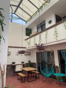 d'une terrasse avec une table et des chaises. dans l'établissement Estancia Mixtecas, à León
