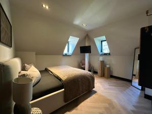 1 dormitorio con 1 cama y 3 ventanas en * Stadtvilla Plauen * * außergewöhnlich * 2 Zimmerwohnung * Zentrumsnah, en Plauen