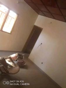 una stanza vuota con un muro e una finestra di Raski immobilier a Ouagadougou
