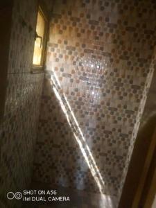bagno con parete in mattoni e finestra di Raski immobilier a Ouagadougou