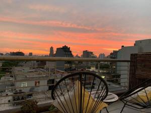 Blick auf die Stadt bei Sonnenuntergang vom Balkon aus in der Unterkunft Studio Palermo Hollywood in Buenos Aires