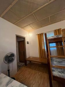 מיטה או מיטות קומותיים בחדר ב-Cabin D at Bigang Munti
