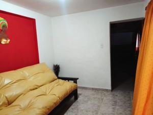 チレシトにあるDepartamento Villa Auroritaの赤い壁の部屋の黄色いソファ