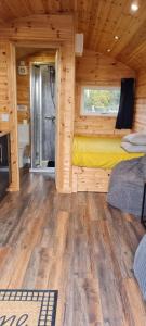 una camera con due letti in una cabina di legno di The Red Kite - 2 person Pet Friendly Glamping Cabin a Dungarvan