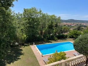 an image of a swimming pool in a garden at Rez de villa , beau jardin avec piscine in Draguignan +11 photos