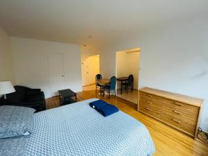 1 dormitorio con 1 cama, mesa y sillas en Stylish Montreal Apartment: Comfortable Stay in the Golden Square Mile, en Montreal