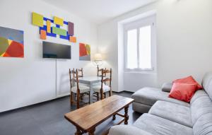 - un salon avec un canapé et une table dans l'établissement 2 Bedroom Cozy Apartment In Genova, à Gênes