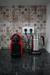 a red blender sitting on top of a counter at Alojamento Moinho d`Óbidos in Óbidos