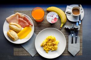 una mesa con dos platos de desayuno y una taza de café en Crossroad Hotel en Roma