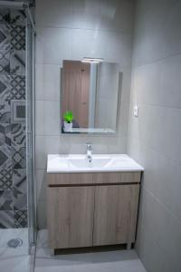 y baño con lavabo y espejo. en Alojamento Moinho d`Óbidos, en Óbidos