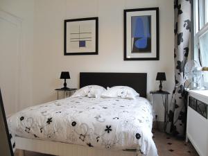 Schlafzimmer mit einem Bett mit einer schwarzen und weißen Bettdecke in der Unterkunft Tunisia la goulette in La Goulette