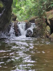 BelisárioにあるRecanto das Cachoeiras na Serra do Brigadeiroの川の滝