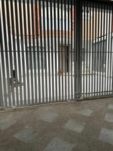 een metalen poort voor een gebouw bij Casa temporada festival vallenato in Valledupar