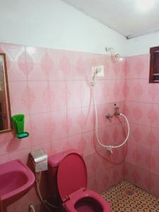 Baño rosa con aseo rosa y lavabo en Villa Samudra Hikkaduwa en Hikkaduwa