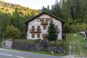 a house on the side of a road at mansarda Lungolago in Alleghe