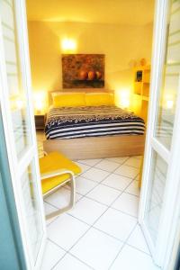 een slaapkamer met een bed in een gele kamer bij CASA LISANDER in Lecco