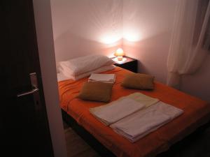 Llit o llits en una habitació de Apartmani Bura