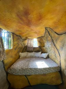 A bed or beds in a room at Caverna El Mirador - La Mesa