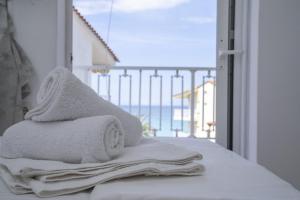 KalandraにあるEuphoria beachfront holiday homeの海が見えるベッドの上にタオルが山積みになっている