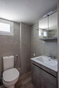 KalandraにあるEuphoria beachfront holiday homeの白いトイレと洗面台のあるバスルーム