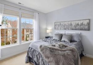 Un dormitorio con una cama grande y una ventana en Charming Townhome Oasis, en Richmond