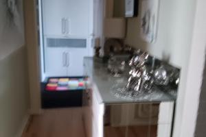una cocina con una encimera con gafas. en Private Apartment Smoker, en Hannover