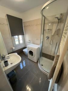 La salle de bains est pourvue d'une douche, de toilettes et d'un lavabo. dans l'établissement Casa Anna, à Bardolino