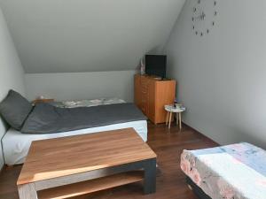 een kleine kamer met een bed en een tafel bij Mrowisko 