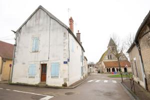 een oud wit gebouw aan de straatkant bij Studio paisible, parking gratuit, emplacement vélo in Auxerre