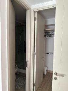 uma porta aberta para uma casa de banho com WC em Arriendo departamento excelente ubicación por día em Viña del Mar