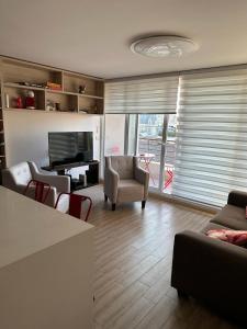 a living room with a couch and chairs and a table at Arriendo departamento excelente ubicación por día in Viña del Mar
