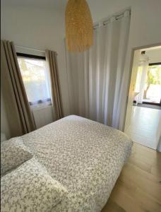1 dormitorio con cama y ventana grande en Gîte Corsi Gallega, en Sauzet