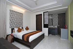 een hotelkamer met een bed en een keuken bij Super Tipsyy Inn 015 in Gurgaon