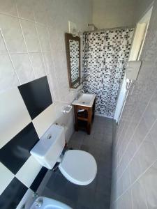 a bathroom with a white toilet and a sink at Departamento en Cañitas Campo de Polo in Buenos Aires