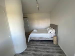 een slaapkamer met een bed in een witte kamer bij Departamento en Cañitas Campo de Polo in Buenos Aires