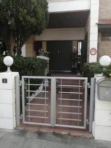 una puerta delante de una casa en Andros Residence en Limassol
