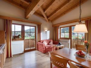salon ze stołem i kanapą w obiekcie Appartements Haflingerhof w mieście Westendorf