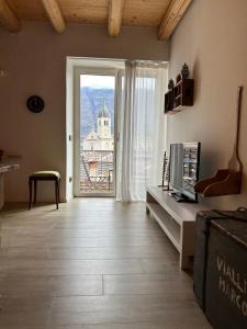 un soggiorno con vista su un edificio di Casa Renzo ad Arco