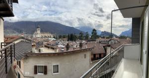 una vista di una città da un balcone di Casa Renzo ad Arco