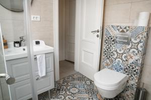 un baño con inodoro y lavabo en Nest 382, en Kotor