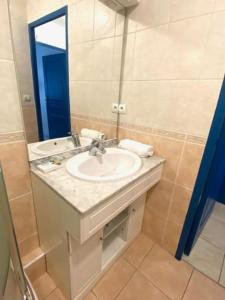a bathroom with a sink and a mirror at Bottero-Joli Studio avec terrasse 5 mins de la mer in Nice