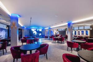 Area lounge atau bar di Otto Hotel-Restaurant