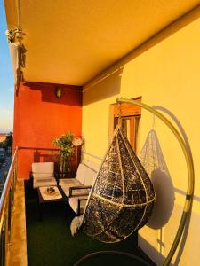 奧蘭的住宿－Standing de luxe, surface de 150 m Paiement uniquement en euros，一个带吊床的阳台。