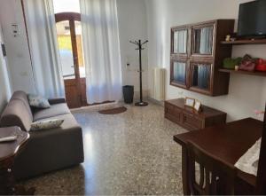 een woonkamer met een bank en een tafel bij Casa La Noria in Mola di Bari